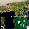 Der erste Neuzugang: Trainer Eike Elsasser (links) und der neue Sportchef Justin Petretta (rechts) begrüßen Sascha Strazzeri, der vom FC ...