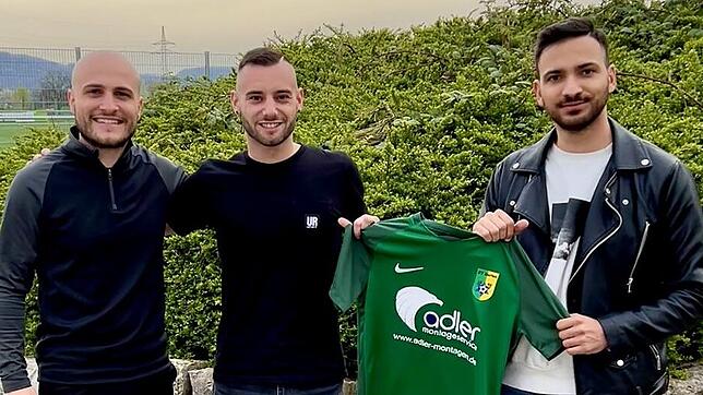 Der erste Neuzugang: Trainer Eike Elsasser (links) und der neue Sportchef Justin Petretta (rechts) begrüßen Sascha Strazzeri, der vom FC ...