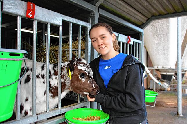 Anna-Lena Bormann bei den Kälbchen auf ihrem Ausbildungsbetrieb dem Altschorenhof.