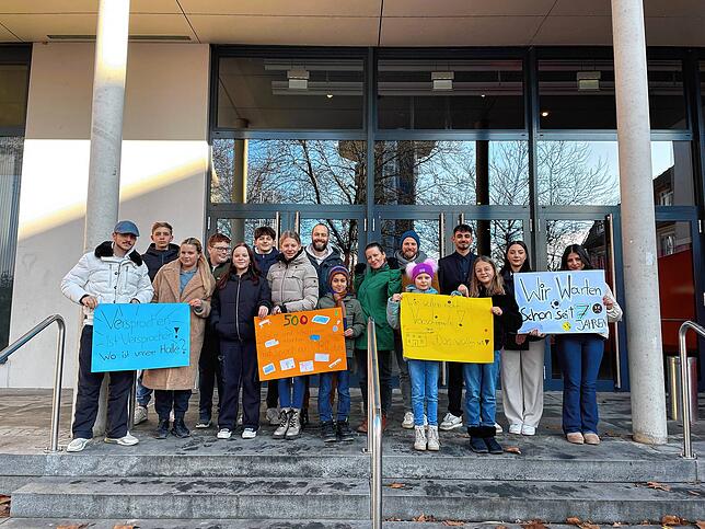 Die SMV der Ratoldusschule kämpft für eine neue Halle. Am Rande der Haushaltsberatung haben Schüler von ihnen gemalte Transparente ...