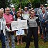 Klaus und Heidrun Schäfer überreichten Raymond Clavier vom Roten Kreuz in Machecoul den Erlös von 2700 Euro ihrer Benefizradtour quer ...