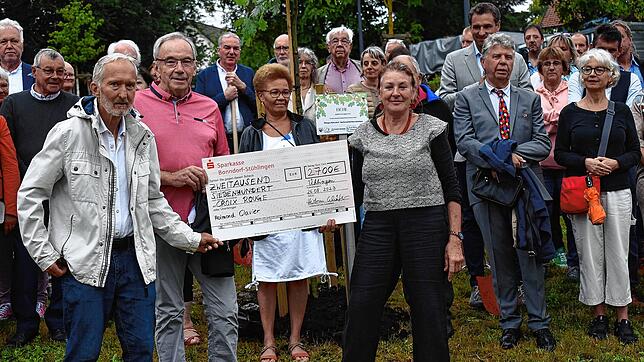 Klaus und Heidrun Schäfer überreichten Raymond Clavier vom Roten Kreuz in Machecoul den Erlös von 2700 Euro ihrer Benefizradtour quer ...