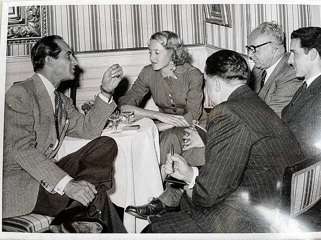 Renina Dietrich 1954 im Gespräch mit den Parfumeurs von Christian Dior in Paris.