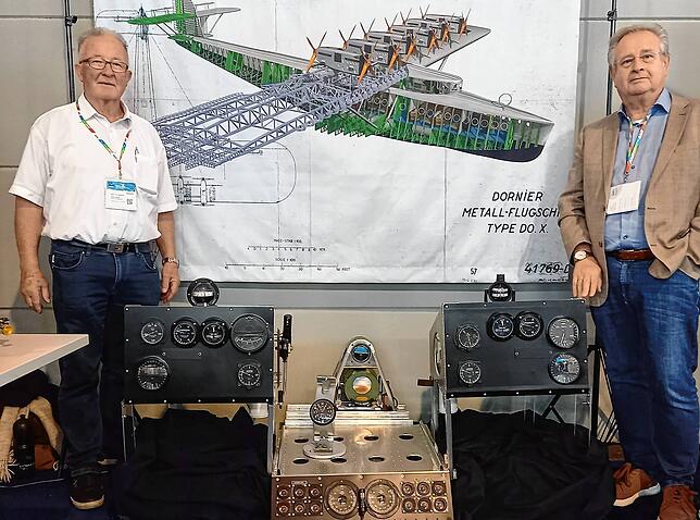 Sie konnten bei der Messe Aero in Friedrichshafen die nachgebauten Cockpit-Instrumente der Do X zeigen: Bruno Scherrer, Präsident des Do ...