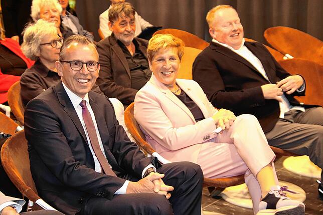 Interessierter Gast beim Rundgang durch die Studios: Landrat Sven Hinterseh mit der Ministerin.