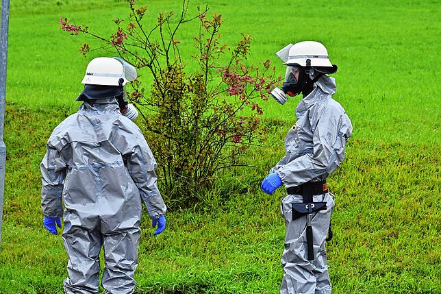Zwei Einsatzkräfte in voller Atemschutz-Montur.