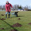 Wie kleine Krater erheben sich auf dem Spielfeld zwei des FC Hüfingen die Maulwurfhügel, die Sigmund Vögtle seit Januar mit Schaufel und ...
