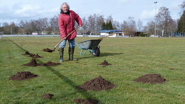 Wie kleine Krater erheben sich auf dem Spielfeld zwei des FC Hüfingen die Maulwurfhügel, die Sigmund Vögtle seit Januar mit Schaufel und ...
