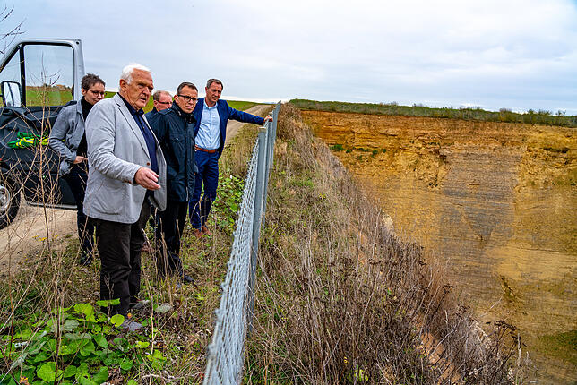 Besichtigung des geplanten Gewerbegebiets „Kreuzäcker“ am Rande des Steinbruchs.