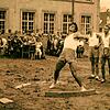Bei einem Schauwettkampf an der Tal-Turnhalle am 14. August 1952 stößt Werner Eckert die Kugel zum ersten Mal über eine Strecke von mehr ...