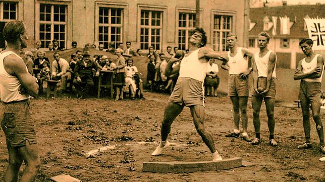 Bei einem Schauwettkampf an der Tal-Turnhalle am 14. August 1952 stößt Werner Eckert die Kugel zum ersten Mal über eine Strecke von mehr ...
