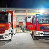 Das Vöhrenbacher Fahrzeug (rechts) beim Ausladen der Hilfsgüter bei der Feuerwehr Bad Krozingen.