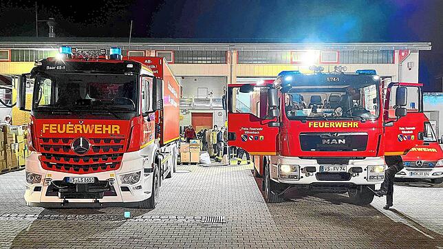 Das Vöhrenbacher Fahrzeug (rechts) beim Ausladen der Hilfsgüter bei der Feuerwehr Bad Krozingen.