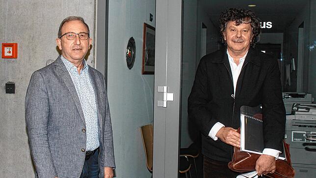 Armin Franke (links), welcher die Besitzer-Familie in vielen Angelegenheiten vertritt, war in der Ratssitzung, um dem Rat bei eventuell ...