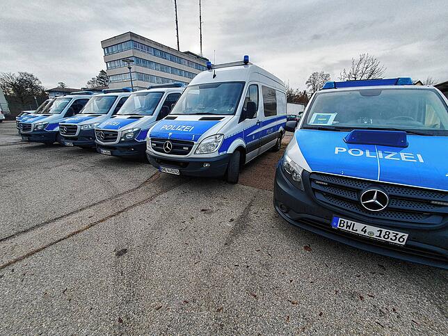 Bei der Polizei in Villingen stehen schon die Fahrzeuge für die groß angelegte Suchaktion bereit.