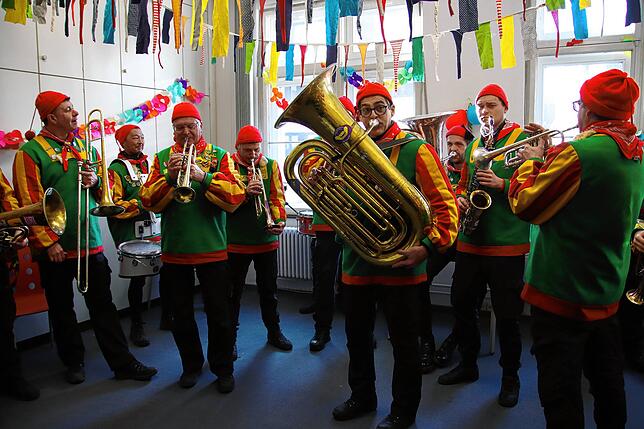Bild 1: Viel Musik und gute Laune: Närrische Musiker bringen Fasnachtsstimmung in die SÜDKURIER-Redaktion