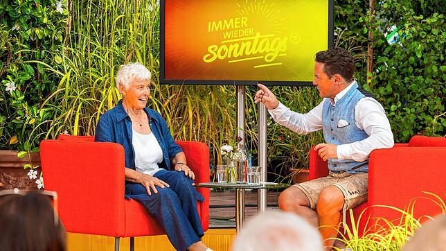 Die Überlinger Reiseleiterin Leni Huther war in der ARD-Sonntagsshow &bdquo;Immer wieder sonntags&ldquo; zu Gast. Moderator Stefan Mross ...