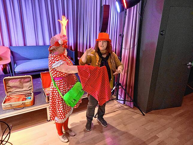 Clownin Pimpinelly (links), hier mit Stadträtin Johanna Bischofberger, führte Zaubertricks vor und gestaltete am Nachmittag auch das ...