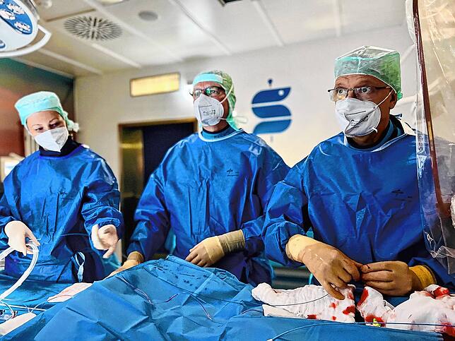 Kardiologen bei einer Tavi-Operation: Mittels Katheter wird das Implantat von der Leiste aus bis zum Herz geschoben.