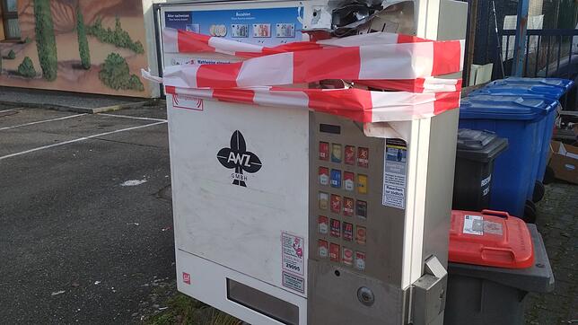 Einer von mehreren jüngst aufgebrochenen oder beschädigten Zigarettenautomaten im Landkreis Konstanz. Dieser steht im Konstanzer ...