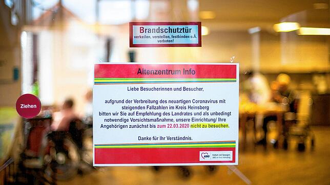 Ein ähnliches Schild wie dieses könnte nun in den Pflegeheimen der Gemeinde hängen.