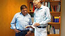 Urologe Axel Röpke (rechts) von der &bdquo;Urologie am Hochrhein&ldquo; in Waldshut erklärt seinem Patienten Vittorio Colucci aus ...
