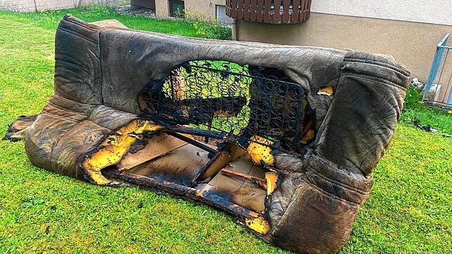 Vom Sofa ist nicht mehr viel übrigen: Am Dienstagmorgen ist es in Beuren zu einem größeren Feuerwehreinsatz gekommen.