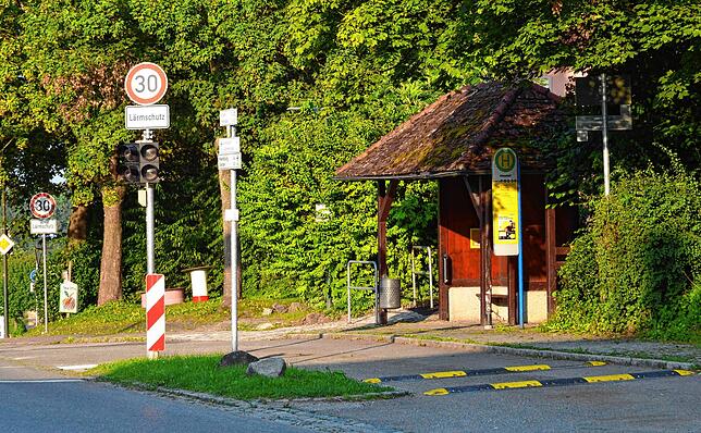 Hier gibt es schon einen Wetterschutz für Wartende – für die Gegenrichtung fehlt sie noch.