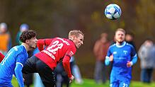 Der FV Möhringen (blaues Trikot) und der FC Königsfeld trennen sich unentschieden, 2:2.