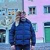 Jens-Peter Fräntzki steht vor dem katholischen Pfarrzentrum am Münsterplatz. Hier werden die diesjährigen Narrenkonzerte stattfinden.