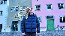 Jens-Peter Fräntzki steht vor dem katholischen Pfarrzentrum am Münsterplatz. Hier werden die diesjährigen Narrenkonzerte stattfinden.