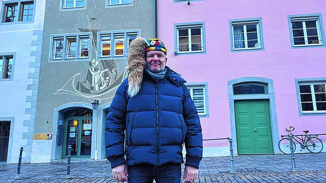 Jens-Peter Fräntzki steht vor dem katholischen Pfarrzentrum am Münsterplatz. Hier werden die diesjährigen Narrenkonzerte stattfinden.