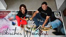 Ilona Boos (links) und Christian Ott vom Firlefanzclub Meßkirch freuen sich darauf, mit den Festgästen auf 33 Jahre Firlefanzclub ...