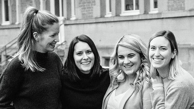 Die ehemalige Konstanzerin Inken Barz möchte mit Hailey Gahlon, Carina Kaiser und Lena Scholpp (von links) ein Shampoo-Pulver auf den ...