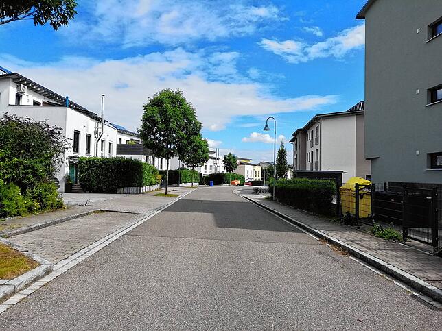 Gerade, saubere Straßen und Häuser, denen man ihr junges Baujahr ansieht. Hier im Siedlungsabschnitt „Bergstadt 2“.