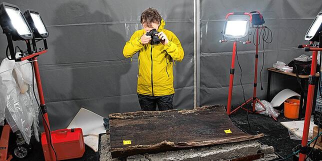 Grabungstechniker Paul Scherrer fotografiert den Einbaum.