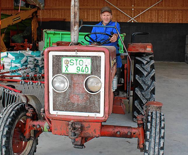 Schon früher gab es das Kennzeichen STO für Autos und Traktoren. Gerhard Joos aus Orsingen hat seinen Traktor Baujahr 1966 für manche ...