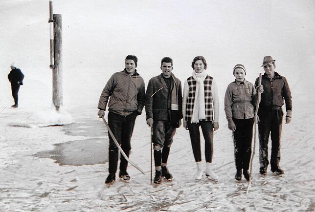 Die fünf Jugendlichen bei der Rückkehr aus der Schweiz (von links): Franz Leistler, Heinz Bauer, Brunhilde Stahl, Norbert Dikreuter, ...