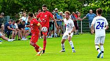 Wieder zu Hause: Ozan Altunöz (Mitte, im Spiel gegen den FC Erzingen im Juni 2022) kehrt in der Winterpause nach eineinhalb Jahren im ...