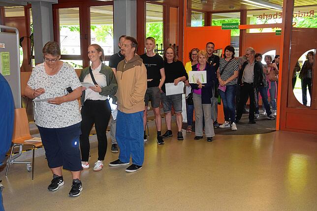 Schlange stehen im Wahllokal: Aufnahme in der Rudolf-Eberle-Schule Bad Säckingen bei den Wahlen am 9. Juni 2024.