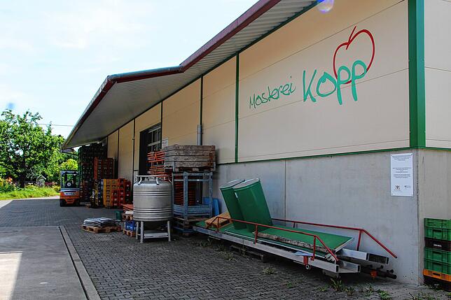 Die Lagerhalle wurde 2013 neu gebaut. In dem Gebäude haben die Obstverarbeitung, das Tanklager sowie die Flaschenfüllung Platz.