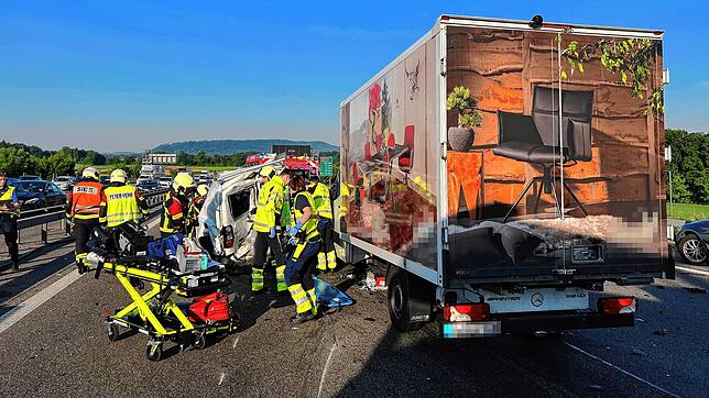 Großeinsatz an der Unfallstelle auf der A1 bei Birmenstorf.