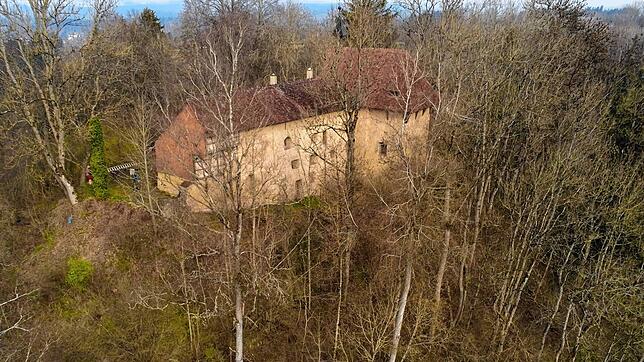 Die Burg Ramsberg wurde um das Jahr 1100 errichtet. Seit vielen Jahren lebt der Benediktinermönch Bruder Jakobus Kaffanke dort als ...