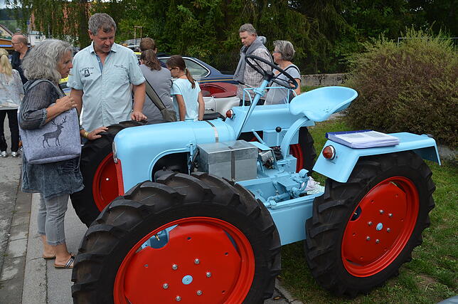 Dieser Traktor ist ein Blickfang uf der Oldtimer-Festmeile beim Aasener Dorffest.