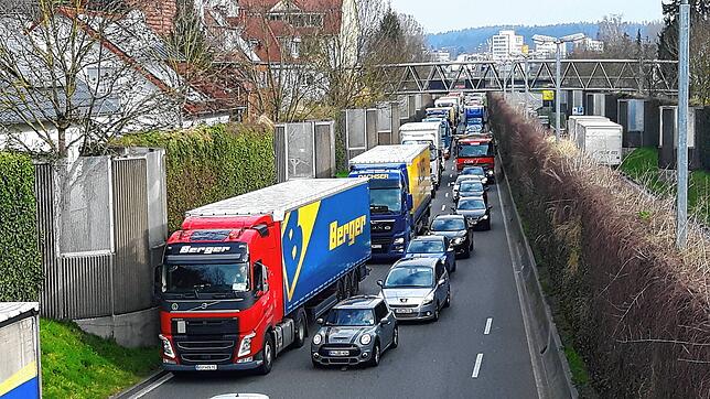 Am Dienstagmorgen, 17. März, staut sich der Verkehr aus Deutschland Richtung Schweiz in der Europastraße in Konstanz. Tags zuvor hatte ...