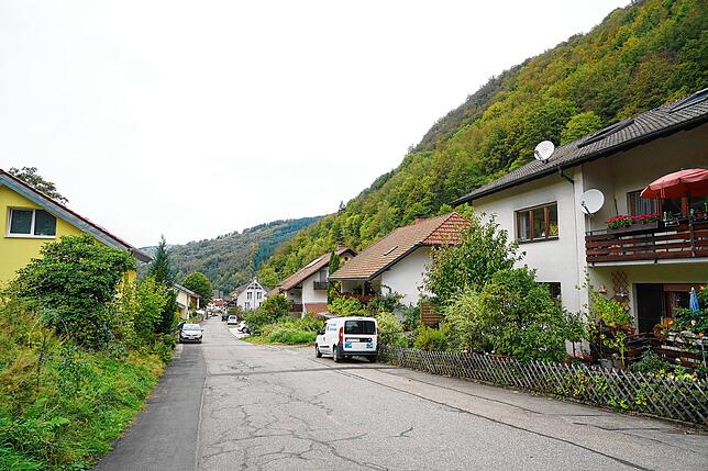 In der Gisibodenstraße herrscht Unruhe. Mehrere Bewohner müssen ihr Zuhause verlassen, weil vom Hang (rechts) ein Fels abzustürzen droht.
