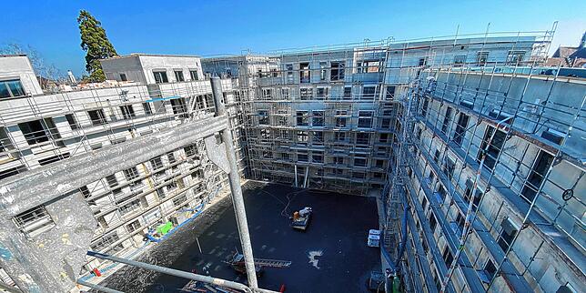 Blick vom Balkon des Penthouses in den Innenhof.