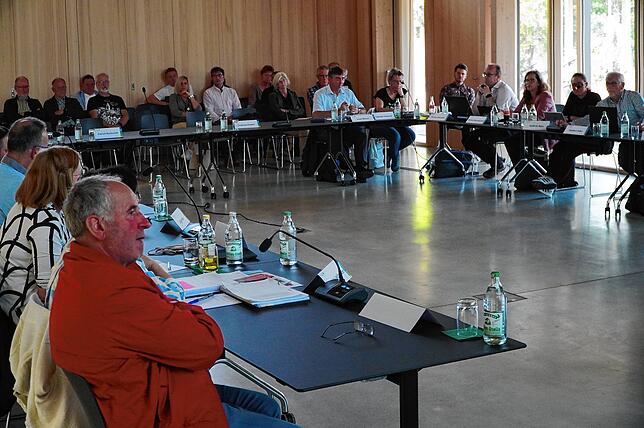 Die erste Tengener Gemeinderatssitzung, die vom neuen Bürgermeister Selcuk Gök geleitet wurde. Im Tengener Bürgersaal kamen unter ...