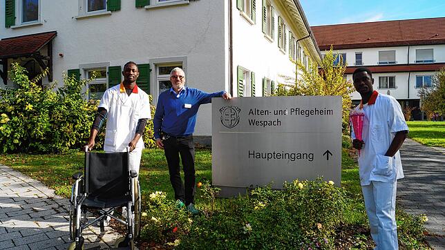 Heimleiter Frank Grundkötter (Mitte) aus dem Salemer Alten-und Pflegeheim setzt auf Pflegekräfte aus dem Togo. Tao Mehmohko (links) hat ...