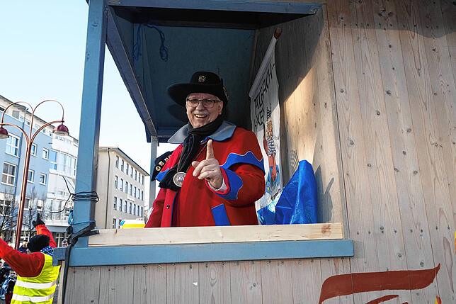 Bild 2: Tausende Narren ziehen beim Fasnet-Umzug durch die Stadt